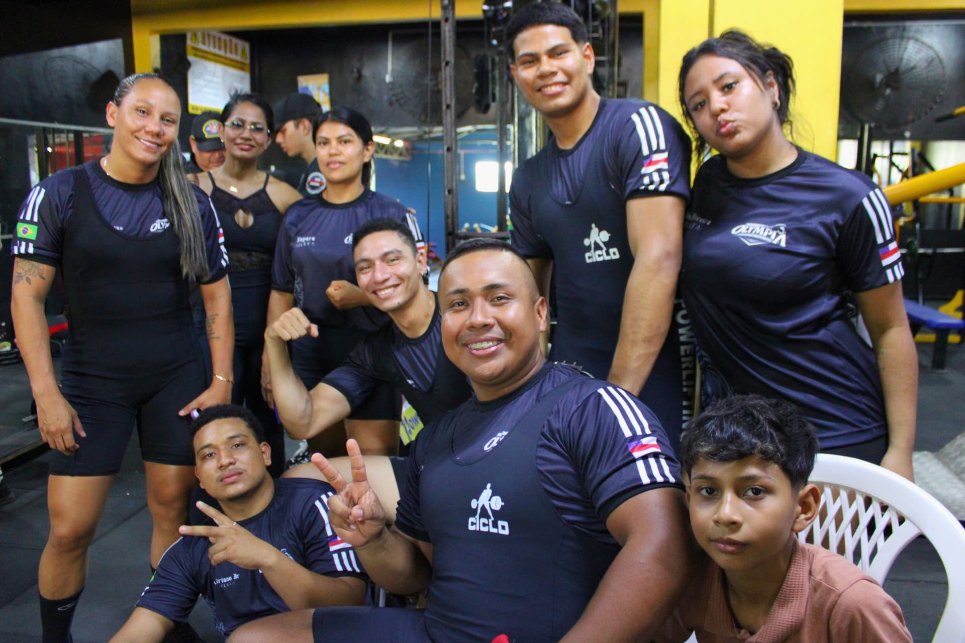 Equipe de atletas da competição reunida no ginásio