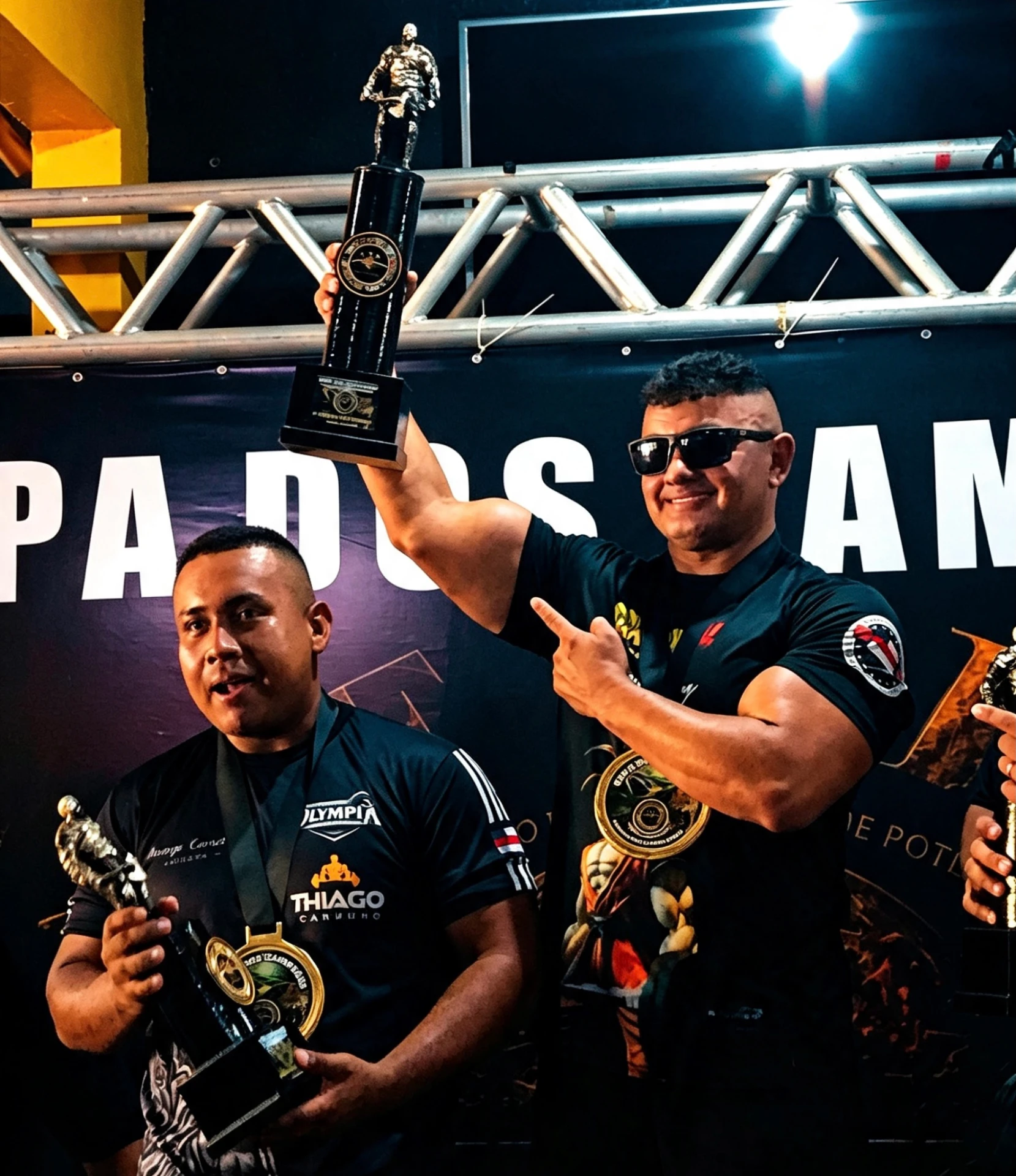Atletas premiados erguendo troféus da Copa dos Campeões